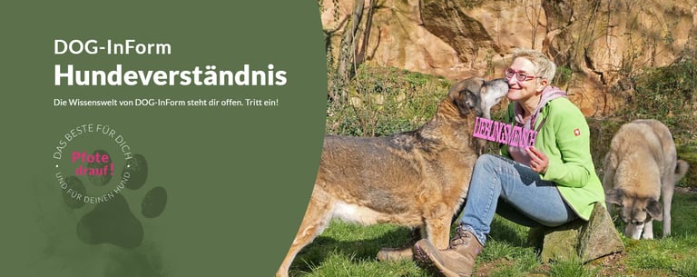 Mirjam Cordt sitzt am Felsen mit 2 Hunden, in der Hand hällt ein Text LIEBLINGSMENSCH