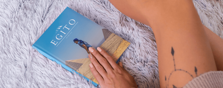 Álbum de viagem do Egito sobre manta felpuda em momento de relaxamento.