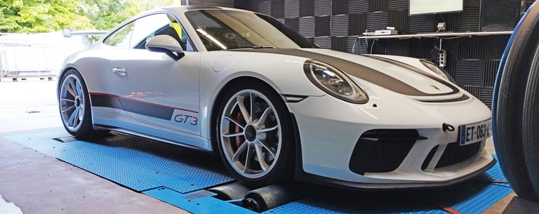 une Porsche 911 sur banc de puissance