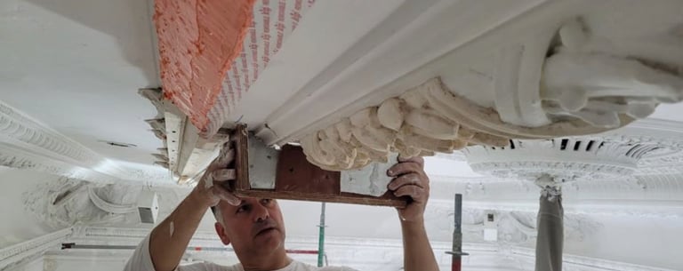 Restauratie ornamenten plafond in Maastricht.