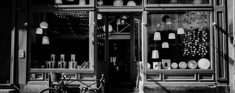 Photo d'une vitrine de boutique de luminaires