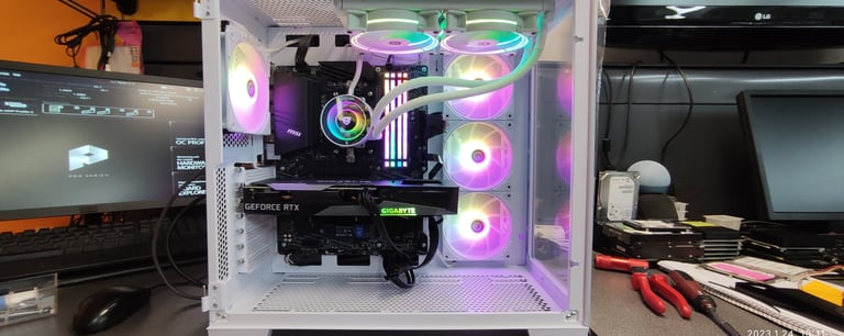 equipo con caja blanca y leds