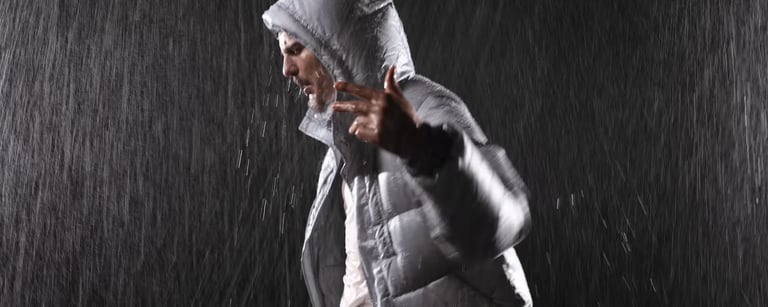 clip de music en studio video sous la pluie sur fond noir