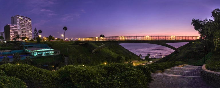 Vista panorámica al atrdecer del Puente Villena en Miraflores, Lima