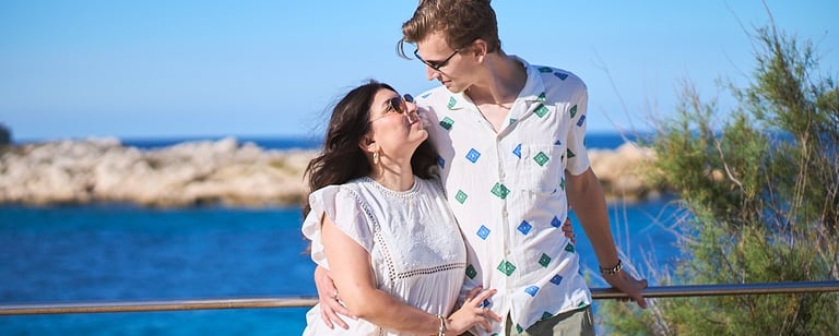 a couple posing in front of the sea in marseille during a photo session