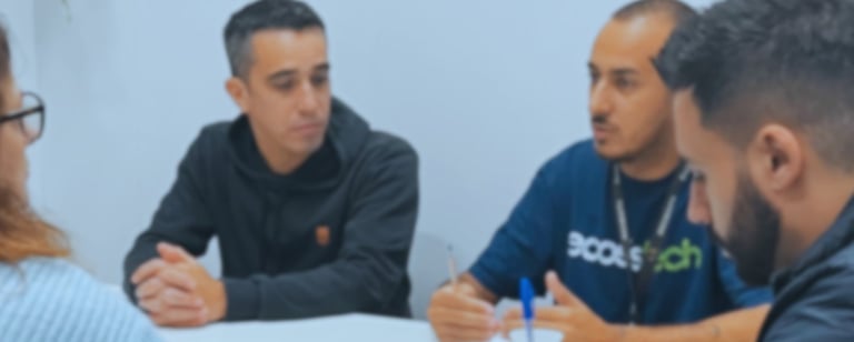 um grupo de pessoas sentadas ao redor de uma mesa