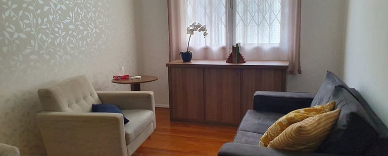 consultório de psicologia com um sofá e janela