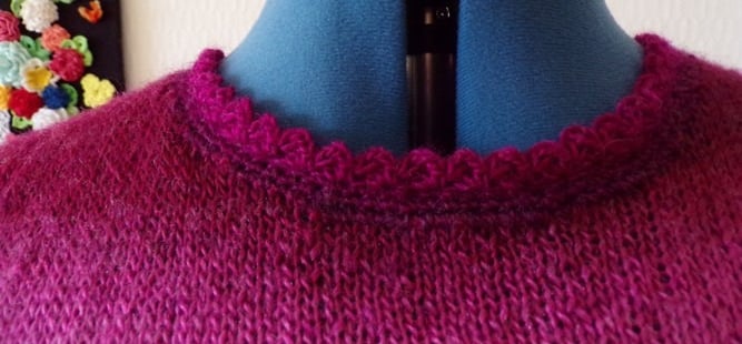 Finition au crochet sur le col d'un pull tricoté dans un fil mohair au couleurs dégradé bordeaux
