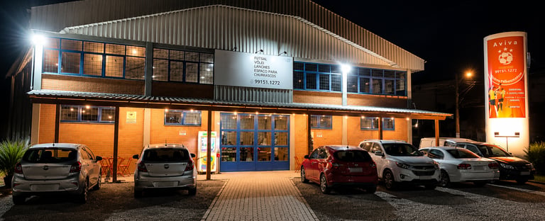 Fachada do Centro Poliesportivo Aviva à noite em Caxias do Sul