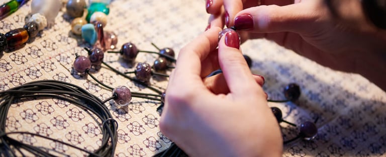 Creación de piezas únicas de joyería mexicana en macramé 