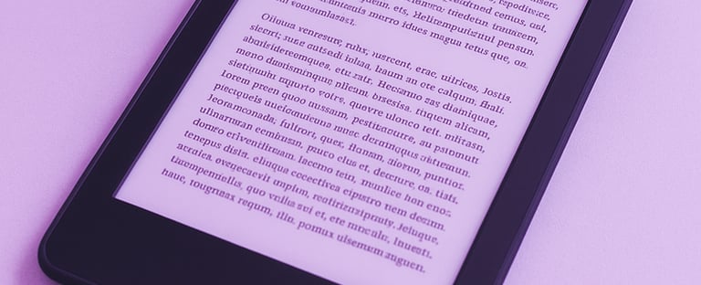 Libro digital en e-reader, lectura clara y accesible