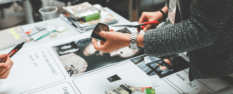 Cilvēki veido kolāžu