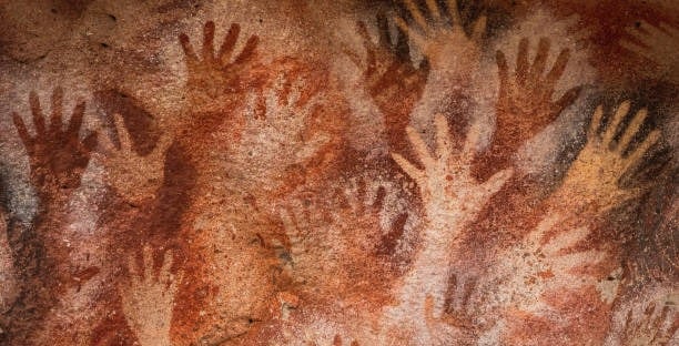  mains peintes de  couleurs naturelles comme la couleur de l'argile dans cet atelier terre en duo