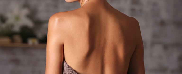 seorang wanita dengan punggung bersih setelah perawatan spa di martha tilaar spa Depok