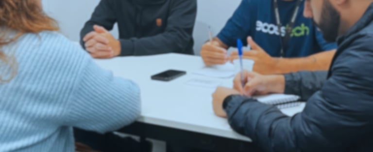 um grupo de pessoas sentadas ao redor de uma mesa