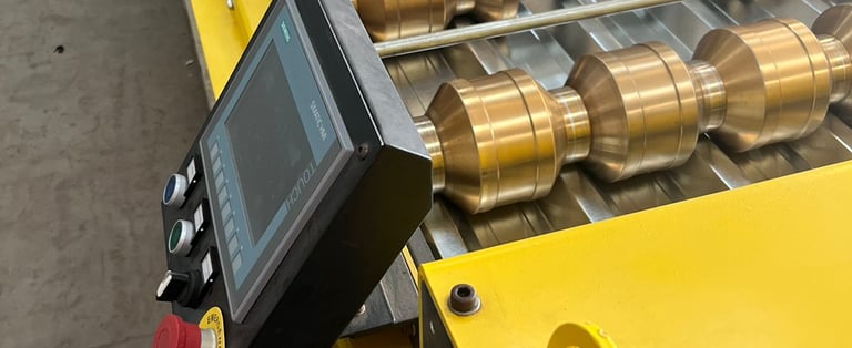 máquina que produz telha metálica galvalume ou aluzinco em diferentes formatos e cores