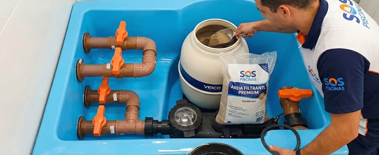 Troca de areia e carga filtrante para filtro de piscina residencial para garantir água cristalina.