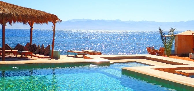 Pool und Bungalow bei Bedouin Star Ras Shitan, Nuweiba-Küste, Ägypten