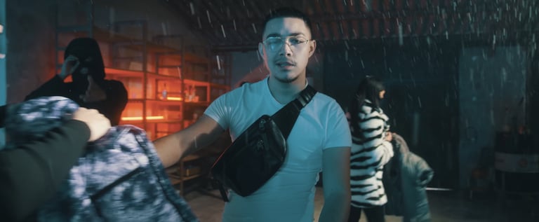 clip de music dans un entrepôt