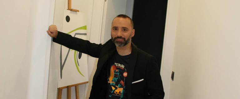 Junto a una de mis pinturas jose aldasoro