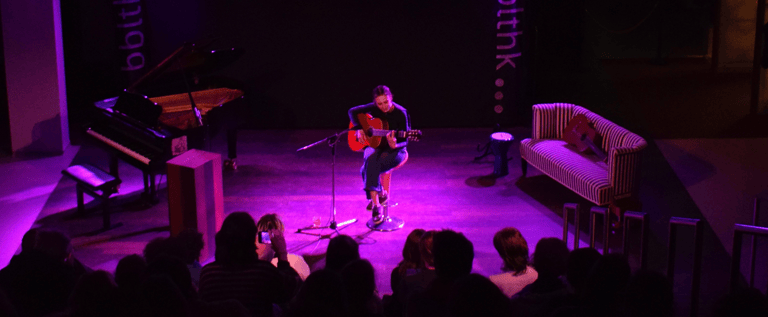 Singer-songwriter Lotta Jenny op het podium
