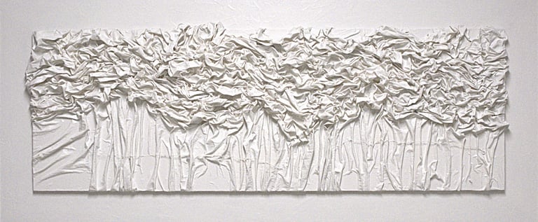 Quadro da parete in tessuto bianco testurizzato con drappeggi astratti a balze e design orizzontale