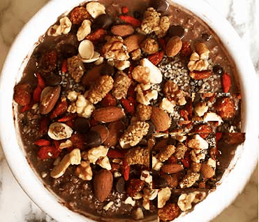 Receta de desayuno. Avena instantánea + cacao en polvo + frutas secas y nueces (incluyendo goji y mo