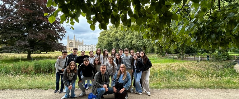 Un grupo de estudiantes de Priegoenglish en una foto en  Cambridge