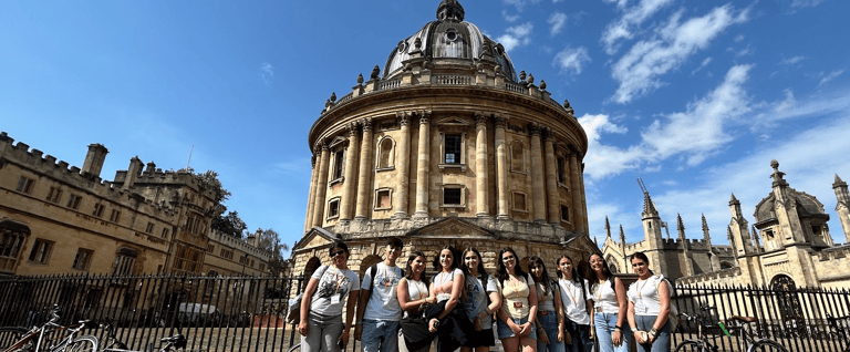 estudiantes de Priegoenglish frente a la Radcliffe Camera de la Universidad de Oxford