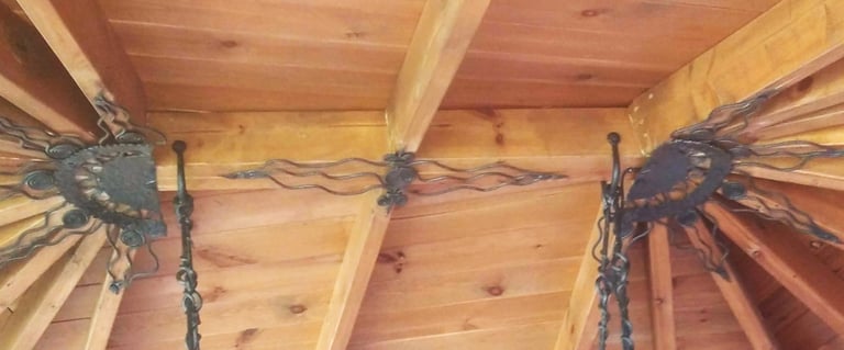 Lauko pavėsinės lubinių konstrukcijų papuošimas rankų darbo kaltiniais darbais