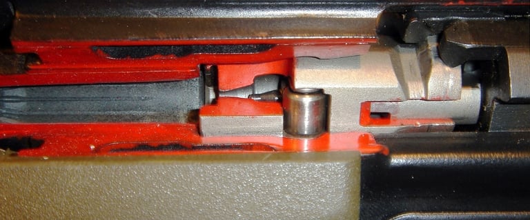 Schnittmodell des Heckler und Koch G3. Druckausgleichrillen sind in der Kammer 