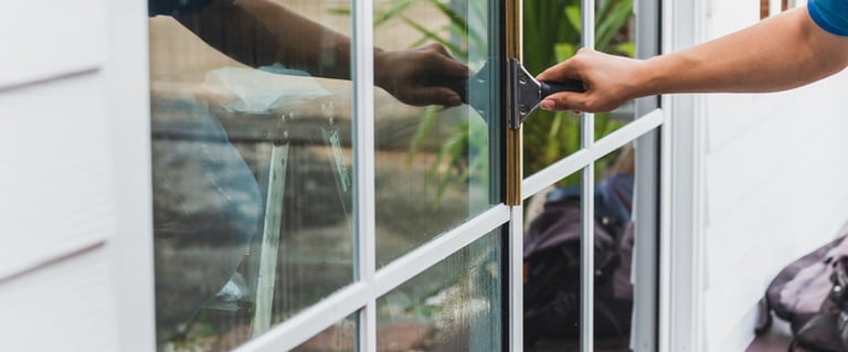 Agent de M & M Services Pro nettoyant une fenêtre à carreaux dans une maison à Rouen