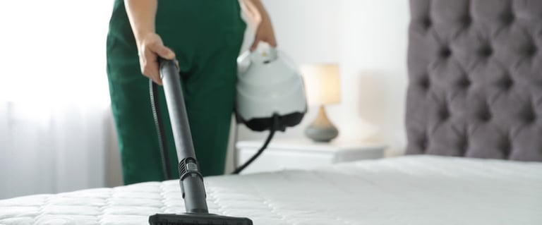 Technicien de M & M Services Pro procédant au nettoyage professionnel d’un matelas blanc à Rouen