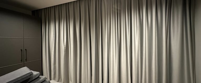 naktinės tamsiai pilkos užuolaidos