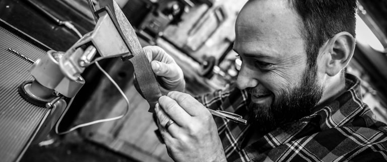 coutelier, un travail minutieux et de précision