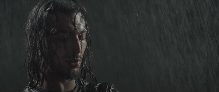clip benab sous la pluie en studio fond noir