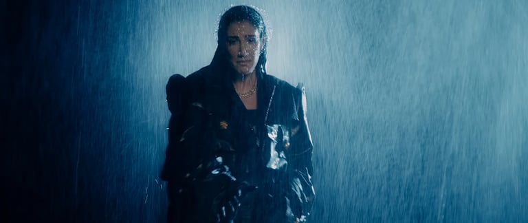 clip de lyna mahyem sous la pluie studio fond noir