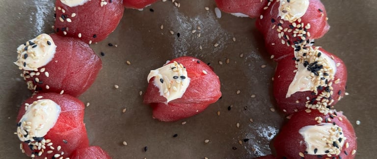"Exquisito catering de sushi de Rollo Privado en un evento familiar, con una presentación elegante y piezas elaboradas 