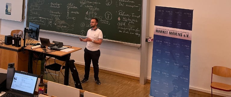 Vorstandsvorsitzender Johannes Klier beim Vortrag „Optionen und Zertifikate“