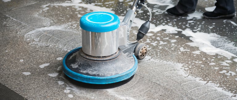 Vecteur propreté effectuant un nettoyage en profondeur après des travaux dans un immeuble à Paris