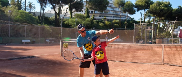 Niño con entrenador Panda Tenis, aprendiendo tenis en una pista en  Miraflores Club Tennis