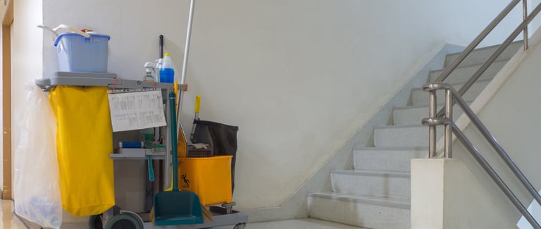 Nettoyage d’escaliers et paliers dans une copropriété parisienne