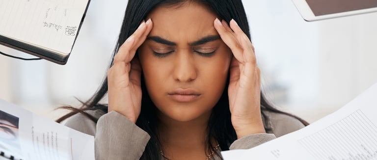 Femme ressentant la charge mentale liée à l’organisation des repas du quotidien pour la famille