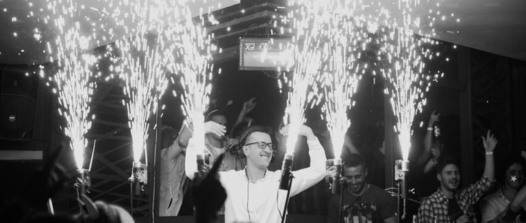 DJ profesional operando consola de mezcla y luces en un evento social elegante
