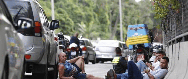 People protecting theirselves from shooting in Rio de Janeiro