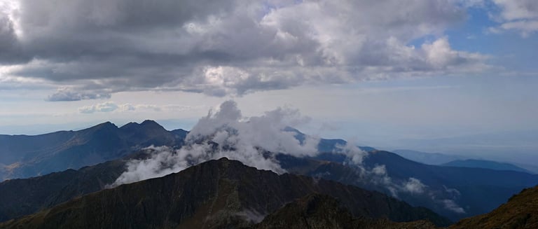 varful negoiu vazut de sus din drona in muntii carpati