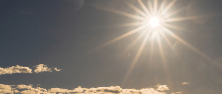 Soleil de l'après-midi dans le ciel