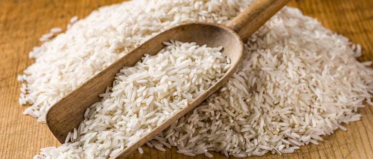 Un tas de riz posé sur une table