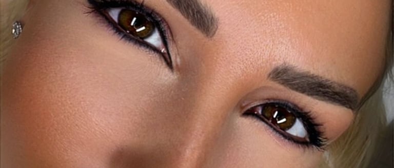Eyeliner permanent inférieur et supérieur réalisée par Medi Kiss à Bruxelles
