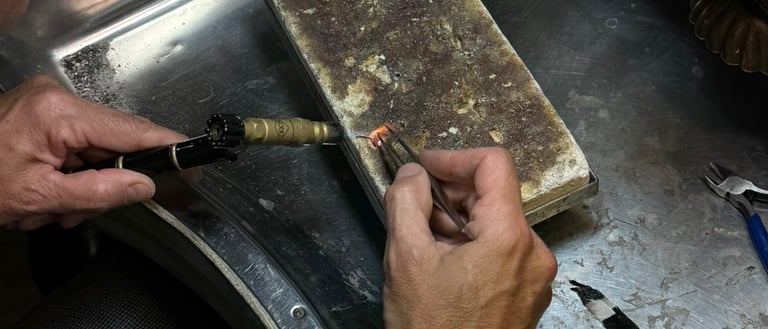 Javi, joyero de Stay Strong, durante el proceso de creación de una joya personalizada